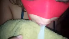 تشغيل الساخنة اللاتينية MILF يعطي اللسان المكثف وتبتلع نائب الرئيس