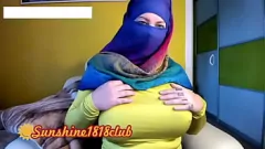 Redare Frumusețea arabă îmbrăcată în hijab cu țâțe enorme devine obraznică pe cameră
