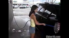 Jouer Petite Brunette Chloe 18's Public Car taquin et masturbation