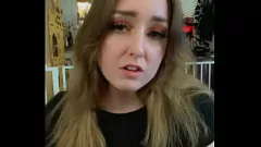 Jouer La dea curvy si piace con giocattoli e grande dildo