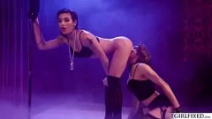 Jouer T-Girls Go Wild : une transsexuelle brune aux gros seins et rousse baise fort dans le club