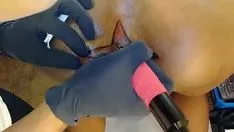 Reproduzir Ele faz uma tatuagem no cu de uma cadela e fode com ela no final