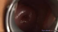 Jouer Brunette écarte les jambes pour un jeu de chatte en gros plan avec un gode