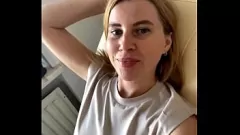 Jouer NataliGreen et SugarNadya : une séance de pédicure chaude pour une MILF et une brune