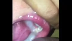 Redare O curvă latină începe cu jucăria ei și apoi primește un penis mare în gura ei curvă, umplându-o cu spermă fierbinte