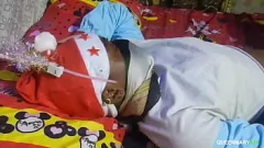 Reproducir Experimenta el mejor regalo de Navidad con este dulce creampie de ébano para adolescentes