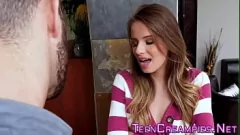 Jouer Jillian Janson, l'adolescente blonde, fait un tour sauvage en 69 et avale une énorme bite pour un creampie
